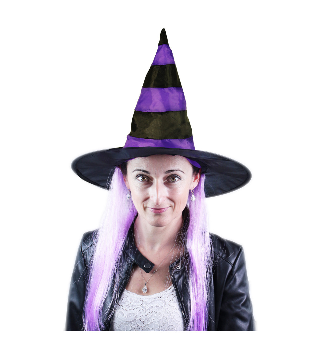 Čarodějnický klobouk s fialovými vlasy